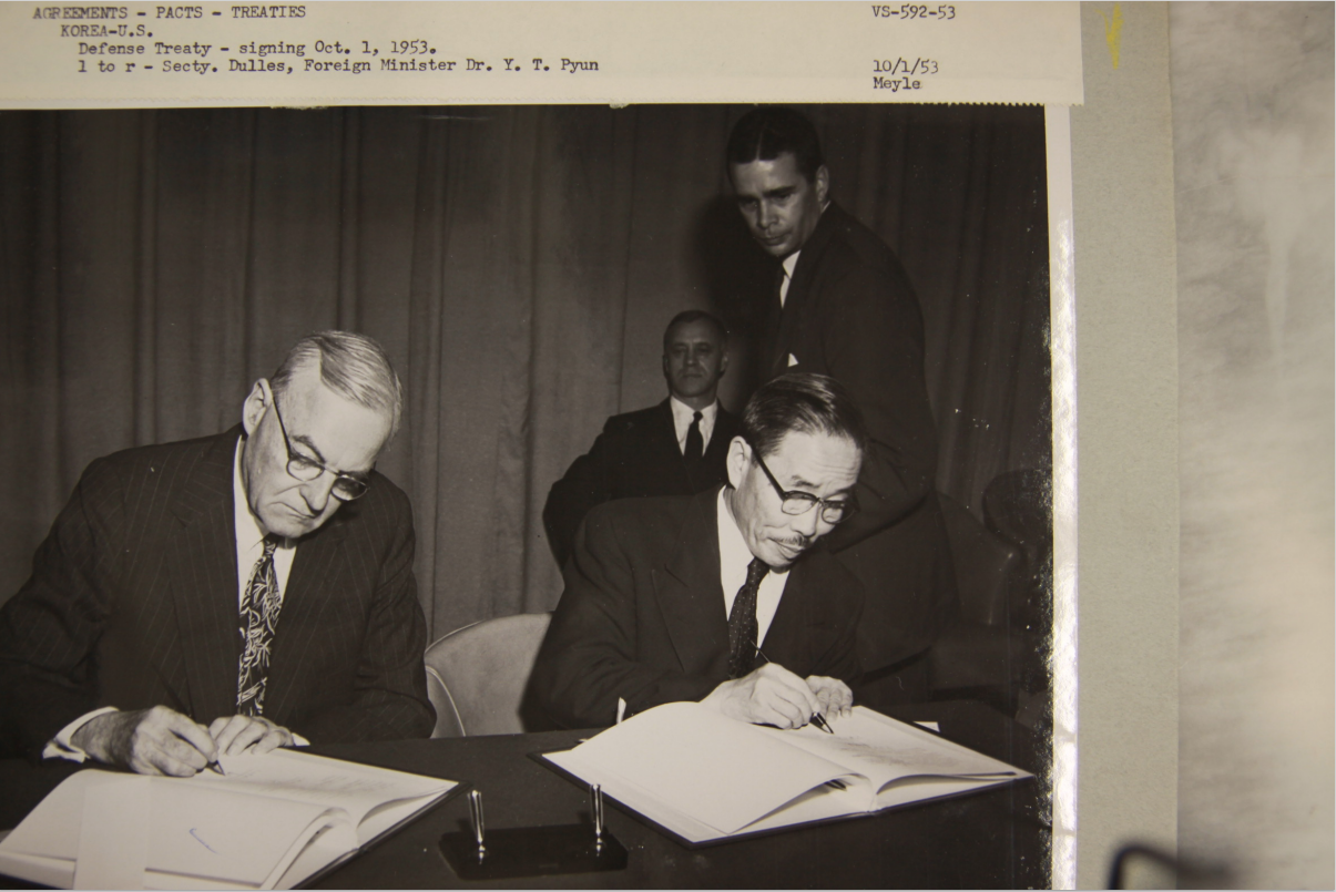 在华盛顿签订韩美相互防卫条约的外长卞荣泰(右)与美国国务卿杜勒斯(左)